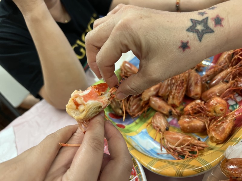 Đầu tôm toàn… trứng. Hai cô cháu nhường nhau vì ngán…