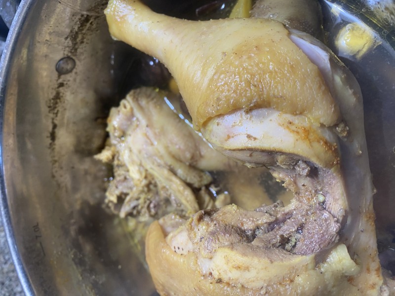 Luộc gà… mà nó cũng cực