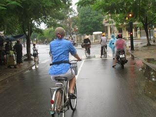 Lòng vòng thế sự lòng vòng. Mưa hay lệ vướng lưng còng phu xê.