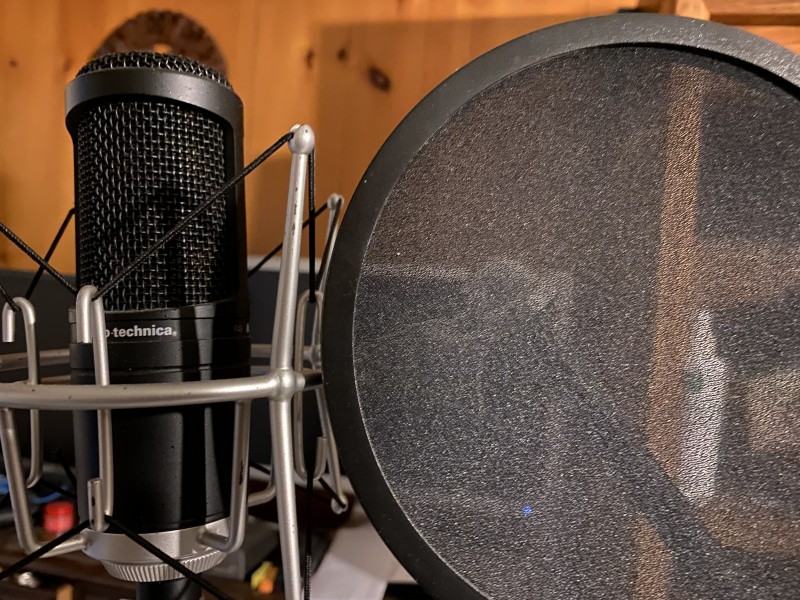 Tường, micro, màn tản hơi