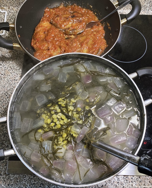 Có chảo cá thu sốt cà để nhậu nếu muốn. Mời luôn.